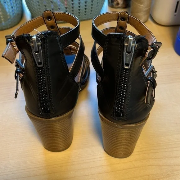 NWOT Mossimo Strappy Sandals With Studs And Back Heel Zipper, Size 7 - Picture 3 of 11